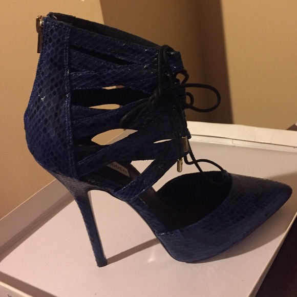 SOLD Steve Madden Spiral Blu Snake Heels - Picture 4 of 4